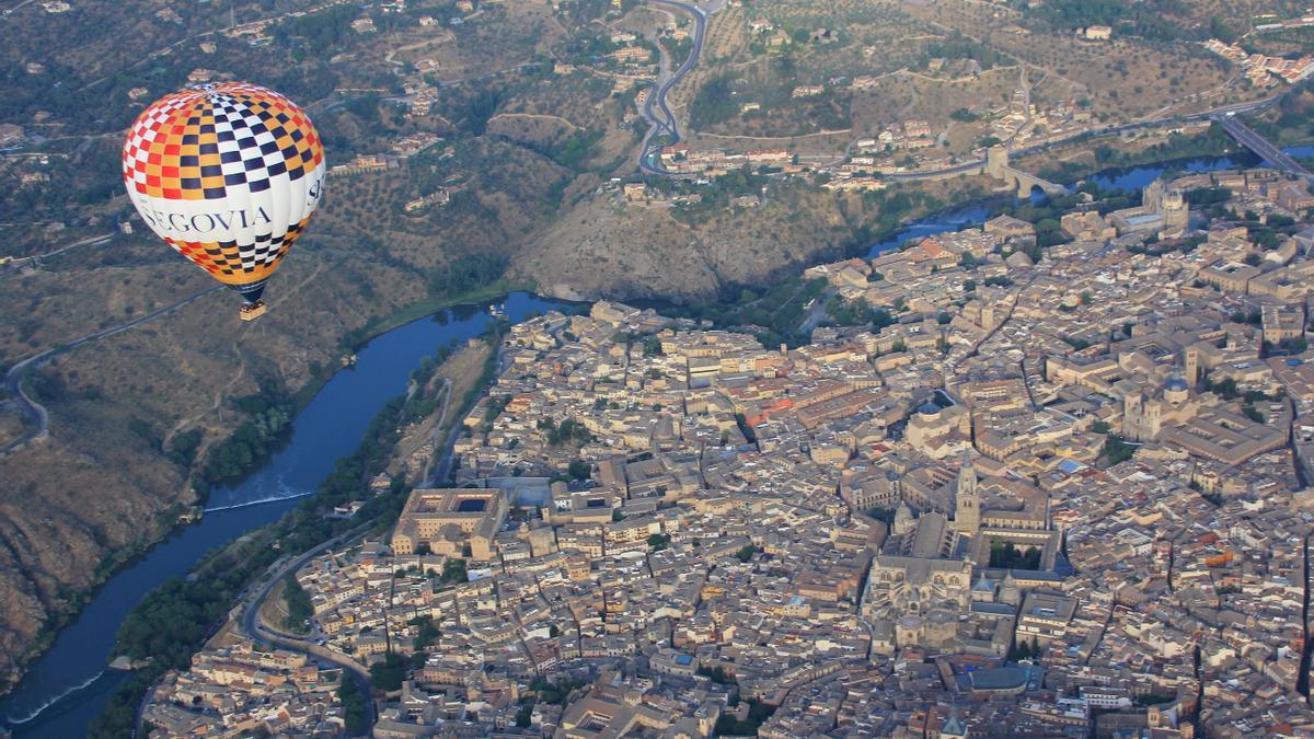 Desde el aire, el río Tajo es una línea que seoara la cuidad del campo.