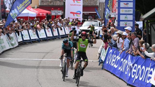 Gabriel Layrac celebra la victoria en la primera jornada de la Vuelta a Asturias.