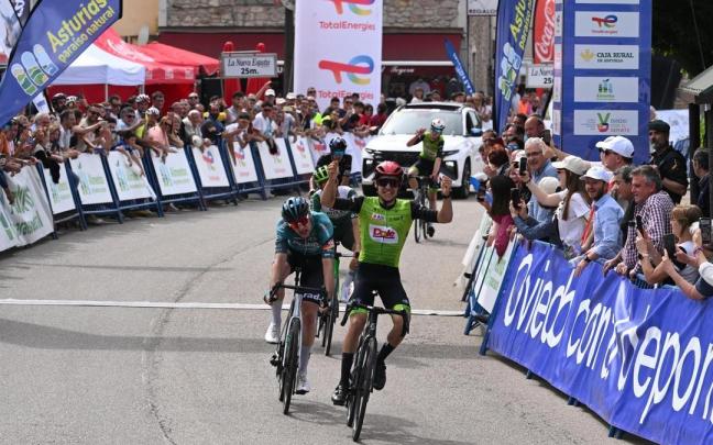 Gabriel Layrac celebra la victoria en la primera jornada de la Vuelta a Asturias.