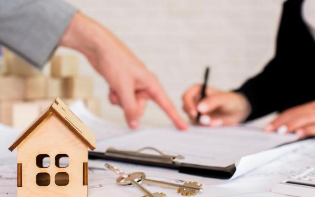 Mujer firmando el contrato de hipoteca.