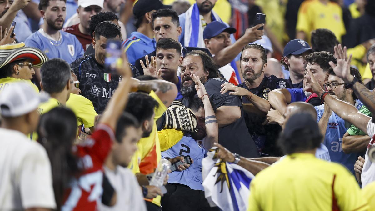 Pelea entre aficionados tras el Uruguay-Colombia.