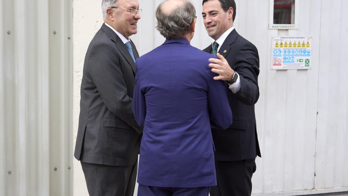 El presidente de Talgo, Carlos de Palacio Oriol, el presidente de Sidenor, José Antonio Jainaga, y el lehendakari, Imanol Pradales.