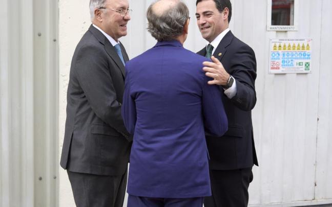 El presidente de Talgo, Carlos de Palacio Oriol, el presidente de Sidenor, José Antonio Jainaga, y el lehendakari, Imanol Pradales.
