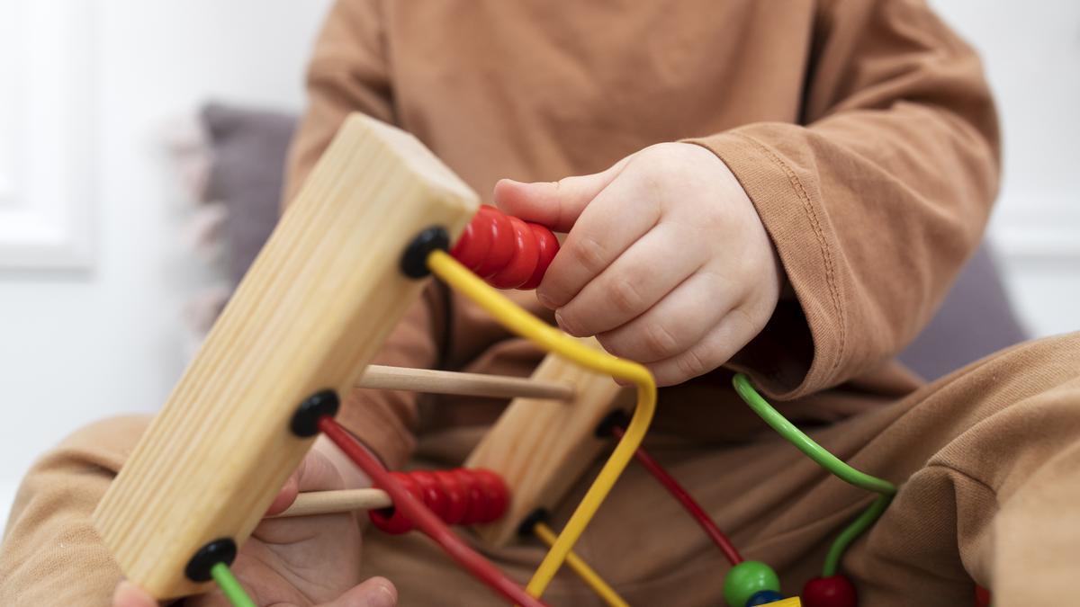 Un niño jugando en una guardería.