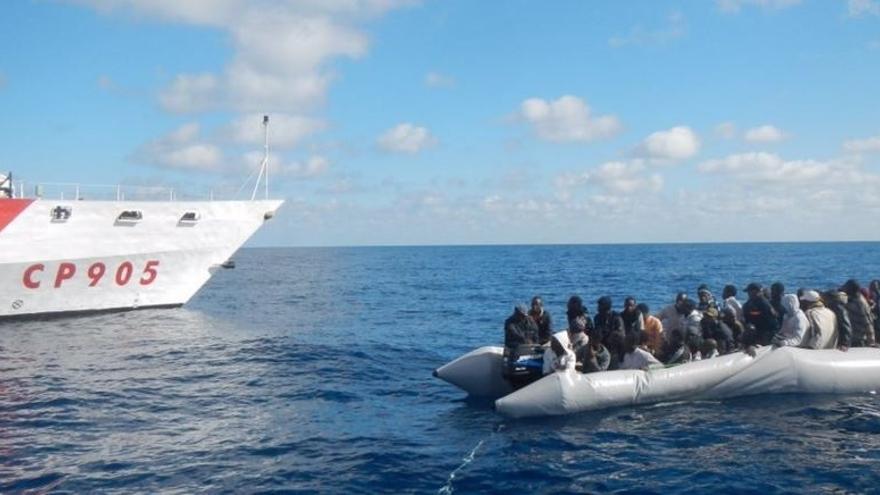 UN barco rescata a un grupo de inmigrantes.