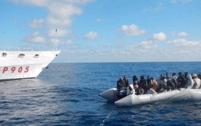 UN barco rescata a un grupo de inmigrantes.