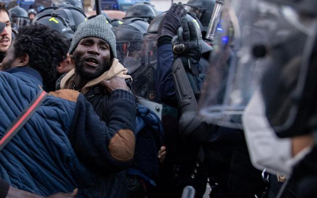 En imágenes: desalojo en Badalona del mayor asentamiento de migrantes de Catalunya