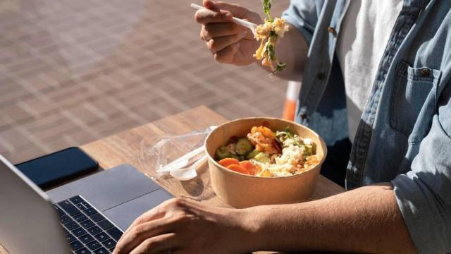 "Te deben pagar la hora de comer"