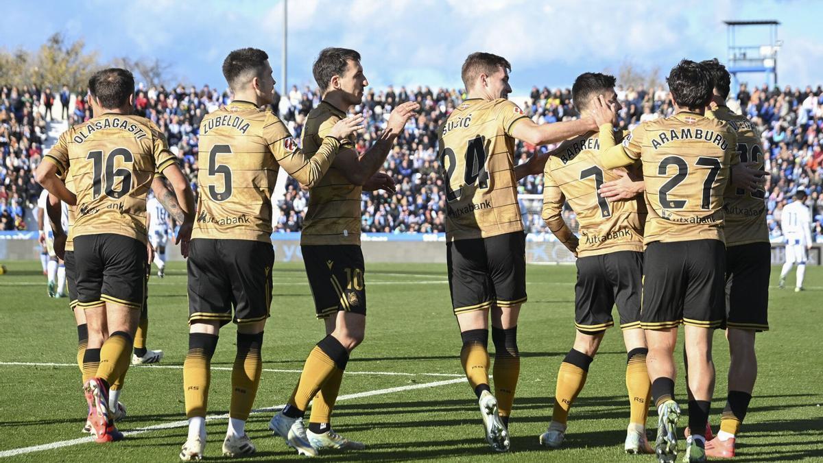 Los jugadores de la Real Sociedad celebran el gol de Barrenetxea en Leganés. / EFE/FERNANDO VILLAR