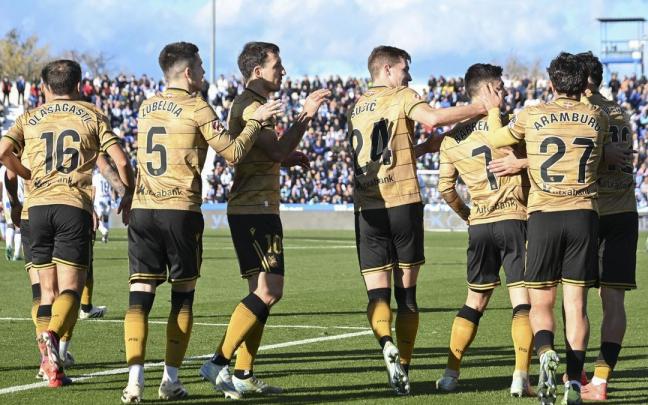 Los jugadores de la Real Sociedad celebran el gol de Barrenetxea en Leganés. / EFE/FERNANDO VILLAR