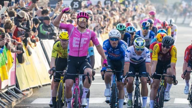 Lamperti festeja la victoria en la primera etapa de la París-Niza.