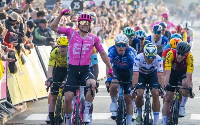 Lamperti festeja la victoria en la primera etapa de la París-Niza.