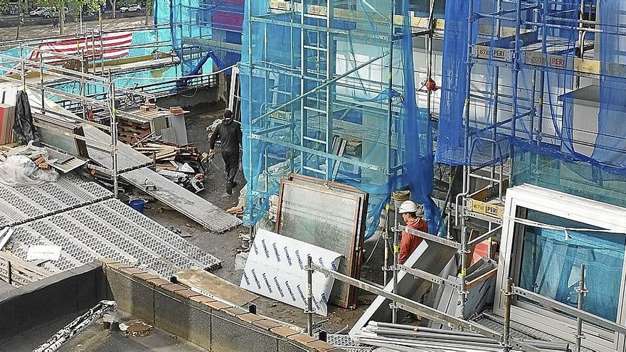 La construcción ha registrado una caída en el número de trabajadores desempleados, aunque de manera muy tímida