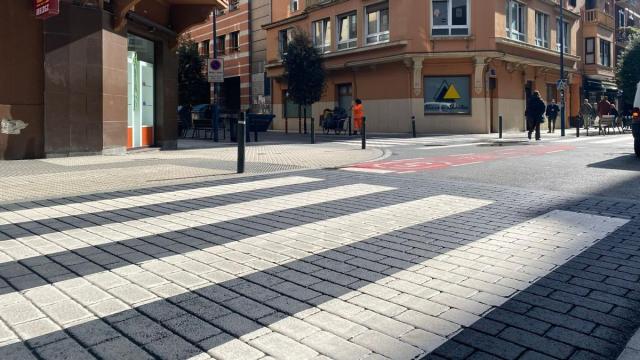 Asfaltado de un paso de cebra en Biteri.