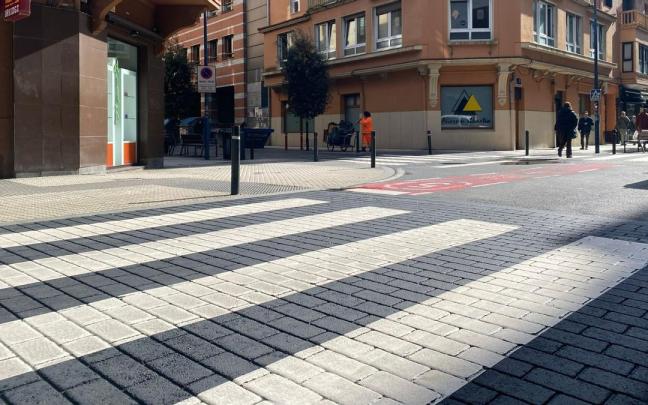 Asfaltado de un paso de cebra en Biteri.