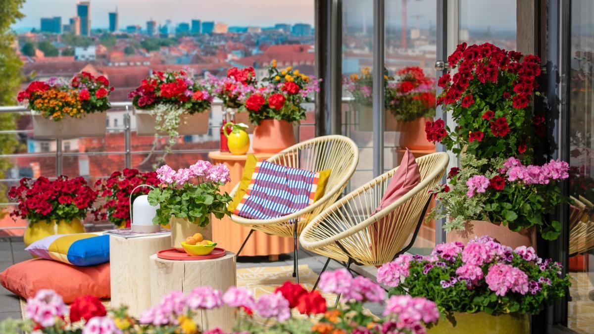 Ático con una terraza llena de flores en plena ciudad.