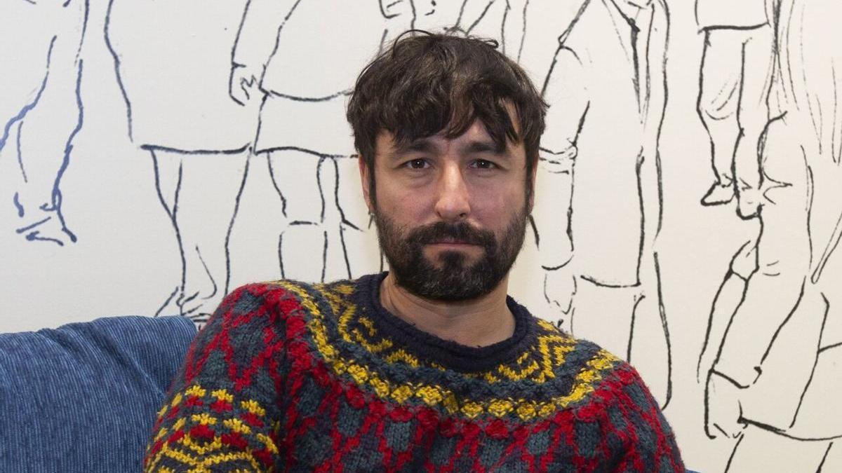 En la película hacía de profesor “enrollado”. Era el profe de música y animaba a sus alumnos a dejarse guiar por su pasión por el arte. Ha seguido muy vinculado al cine y la televisión.