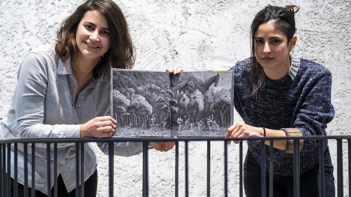 Alejandra Varela (i) y Araya Goitia, mostrando una de las ilustraciones de ‘¡Ugh!’.