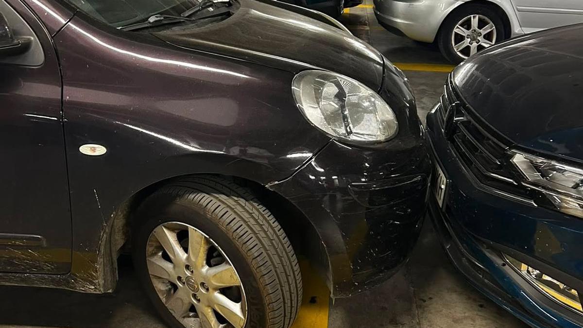 La extraña forma en la que un coche ha estacionado en un parking