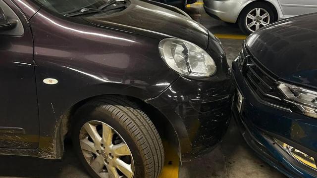 La extraña forma en la que un coche ha estacionado en un parking
