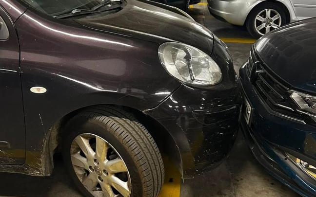 La extraña forma en la que un coche ha estacionado en un parking
