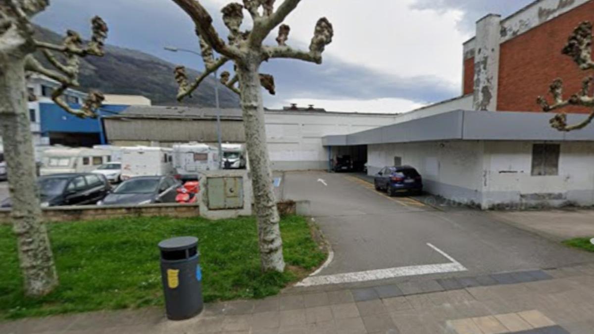 Vista del exterior del antiguo supermercado Lidl de Azkoitia, ocupado por los jóvenes para crear un Gaztetxe