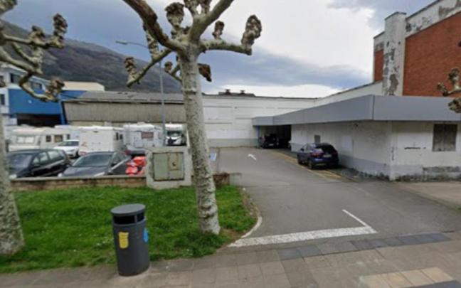 Vista del exterior del antiguo supermercado Lidl de Azkoitia, ocupado por los jóvenes para crear un Gaztetxe