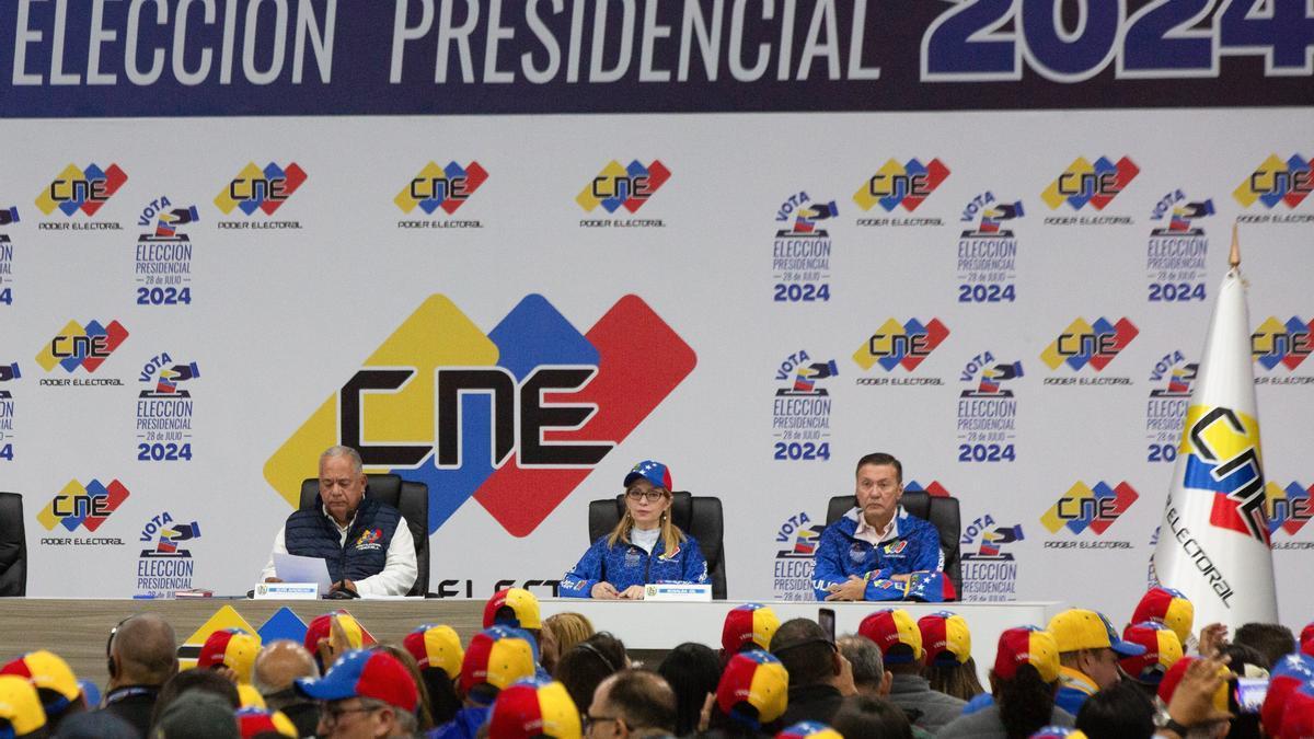 El presidente del Consejo Nacional Electoral (CNE) de Venezuela, Elvis Amoroso, anuncia el triunfo de Maduro.