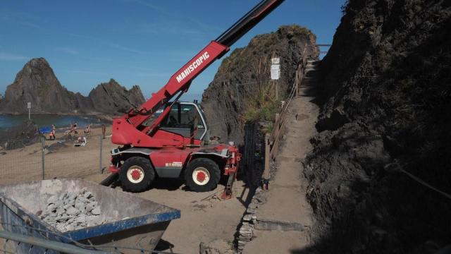 La escalera y el paso subsiguiente permitían salvar la barrera de roca del afloramiento del Flysch Negro.