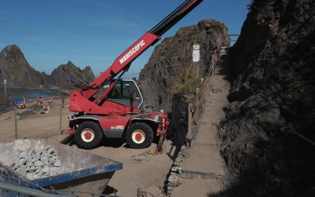 La escalera y el paso subsiguiente permitían salvar la barrera de roca del afloramiento del Flysch Negro.
