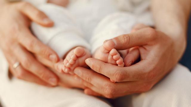 El bebé de seis meses presentaba señales de malos tratos y desnutrición.
