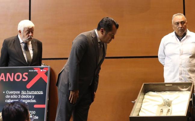 Jaime Maussan (i), junto a un diputado mexicano (c) que observa el cuerpo del supuesto extraterrestre. Jaime Maussan (i), junto a un diputado mexicano (c) que observa el cuerpo del supuesto extraterrestre.