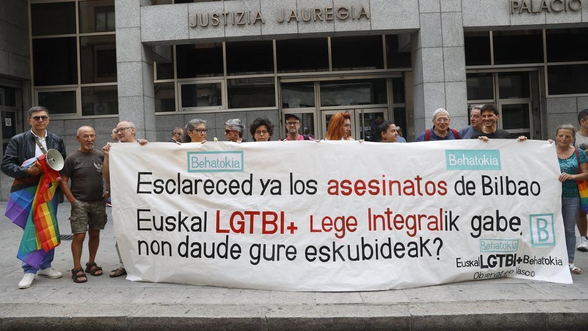 Representantes del Observatorio Vasco LGTBI+ se han manifestado ante los juzgados de Bilbao en demanda en el Día del Orgullo.