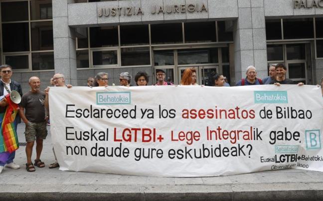 Representantes del Observatorio Vasco LGTBI+ se han manifestado ante los juzgados de Bilbao en demanda en el Día del Orgullo. Representantes del Observatorio Vasco LGTBI+ se han manifestado ante los juzgados de Bilbao en demanda en el Día del Orgullo.