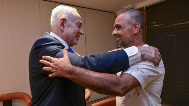 El primer ministro israelí, Benjamín Netanyahu, recibe a uno de los pasajeros que asegura que inmovilizó al agresor del vuelo de Flydubai.