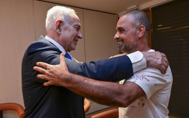 El primer ministro israelí, Benjamín Netanyahu, recibe a uno de los pasajeros que asegura que inmovilizó al agresor del vuelo de Flydubai.