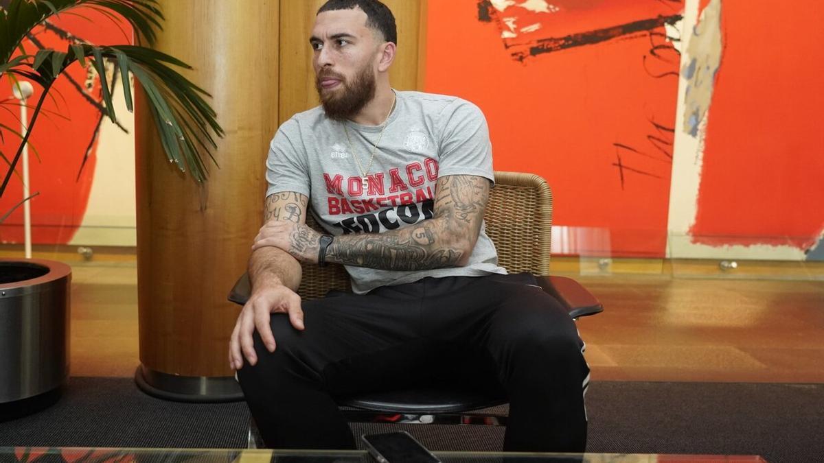 Mike James, antes de una entrevista para DNA