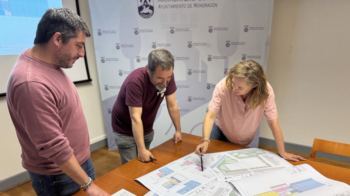 El edil Mikel San Miguel, el jefe de Urbanismo Aitor Jauregi y la alcaldesa, Maider Morras, muestran los planos del anteproyecto.