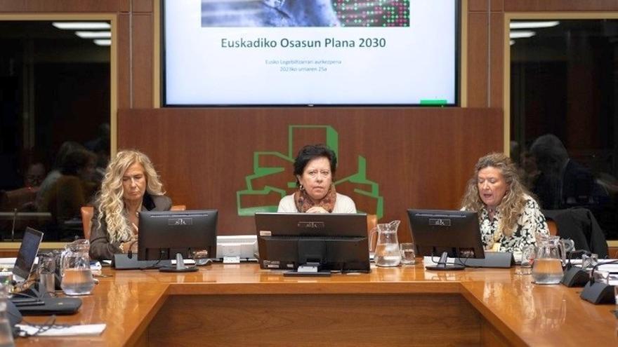 Gotzone Sagardui, a la derecha, durante su intervención en la Comisión de Salud.