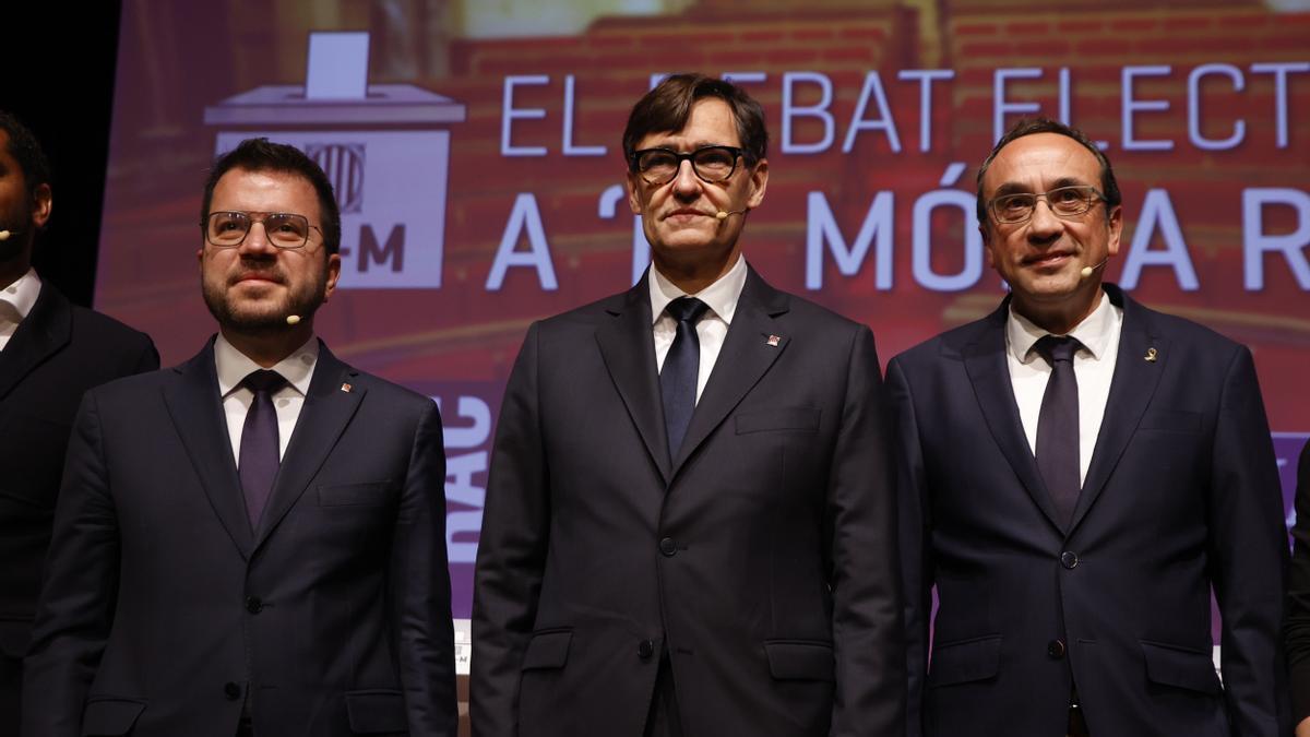 El president de la Generalitat y candidato de ERC a la reelección, Pere Aragonès, el primer secretario y candidato del PSC a las elecciones catalanas, Salvador Illa, y el exconseller Josep Rull.