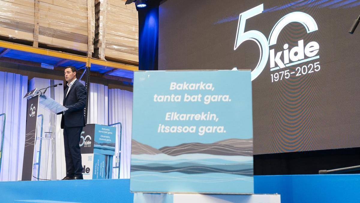 El lehendakari, Imanol Pradales, durante su visita a la planta de producción de Kide por los 50 años de la cooperativa.