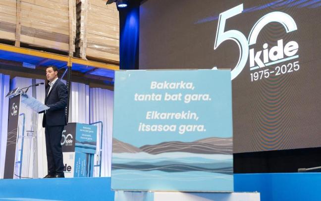 El lehendakari, Imanol Pradales, durante su visita a la planta de producción de Kide por los 50 años de la cooperativa.