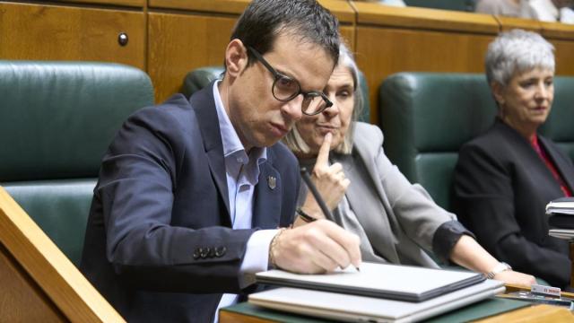 El portavoz de EH Bildu en el Parlamento Vasco, Pello Otxandiano, este jueves