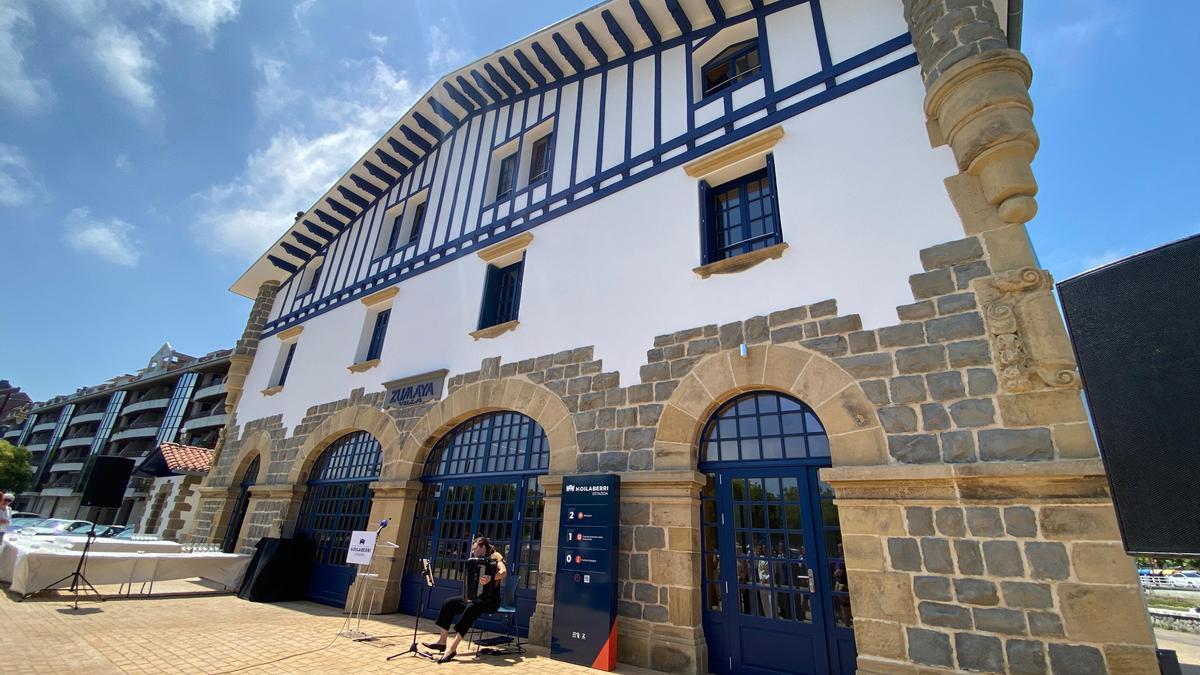 Maria Zubimendi tocando el acordeón el día de la inauguración de Moilaberri Estazioa.