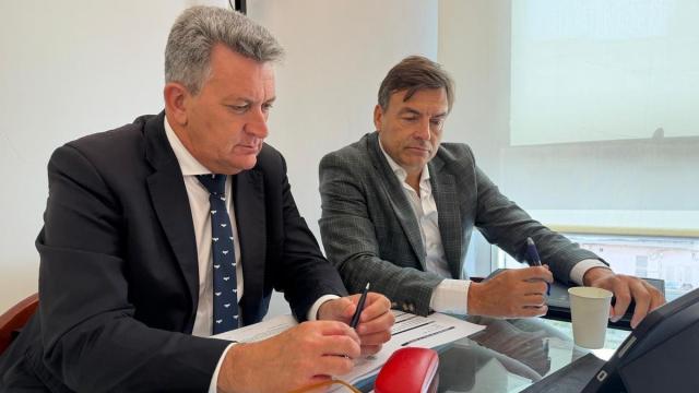 El vicepresidente tercero y conseller de Medio Ambiente, Infraestructuras, Territorio y de la Recuperación, Vicente Martínez Mus, (izda.)