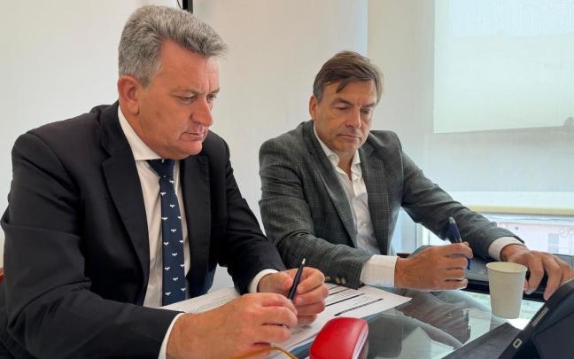 El vicepresidente tercero y conseller de Medio Ambiente, Infraestructuras, Territorio y de la Recuperación, Vicente Martínez Mus, (izda.)