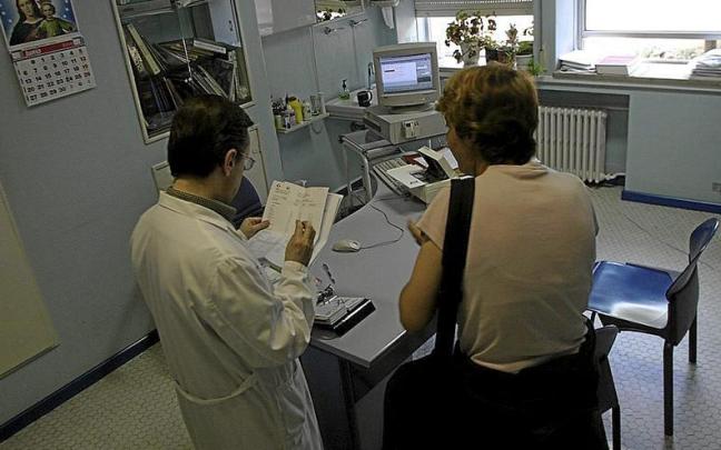 Un médico de familia atiende a una paciente en un centro vasco de salud.