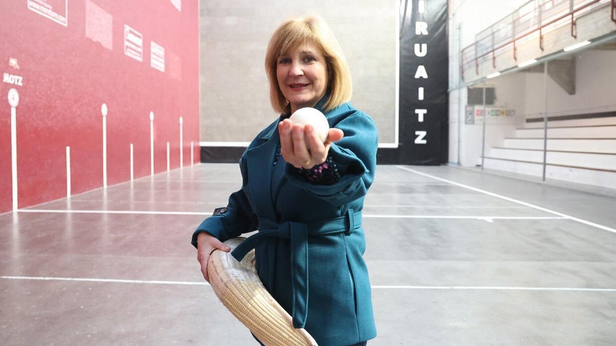 Itziar Lete, presidenta de la Federación Guipuzcoana de Pelota, en el frontón de Mutriku.