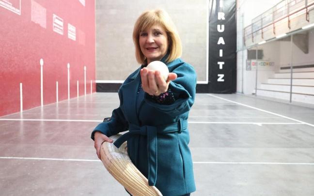 Itziar Lete, presidenta de la Federación Guipuzcoana de Pelota, en el frontón de Mutriku.