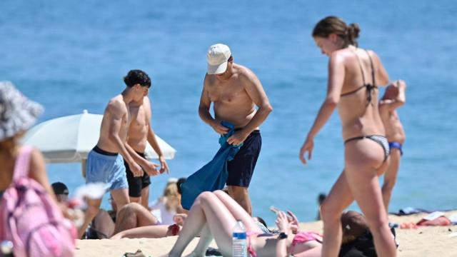 Bañistas disfrutan de la playa de La Concha